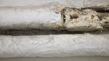 Amianto in matrice friabile nelle coibentazioni presenti nei piani interrati. Si presenta in pessimo stato di conservazione con alto rischio di rilascio di fibre
